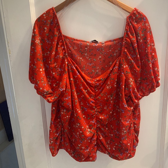 FLIRTY & CUTE NEVER WORN Sweetheart Neckline Ruched Short Sleeve Top! - Picture 3 of 8